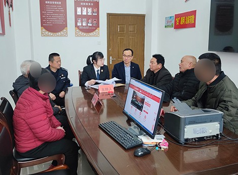 两棵龙眼树引风波，邻里积怨怎么消？法官巧设“冷静期”......